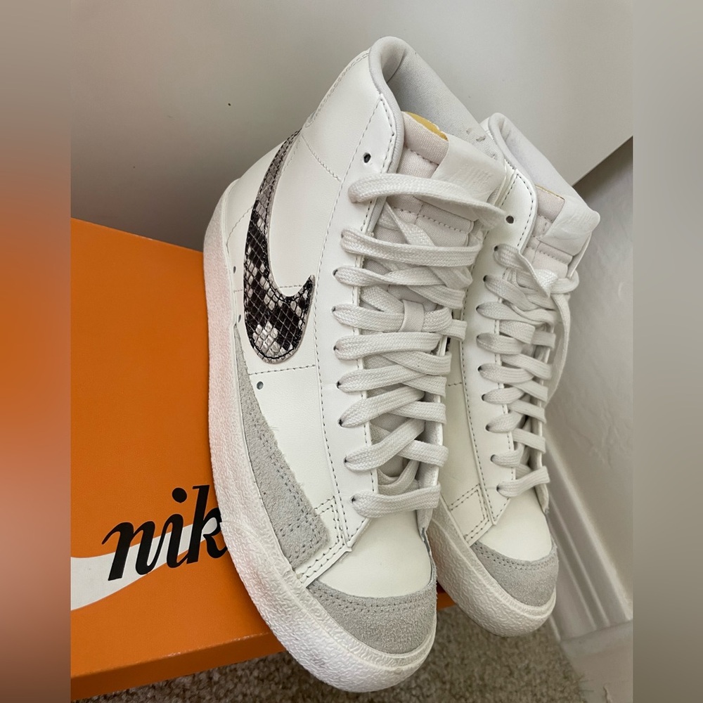 Nike Women’s Blazer Mid ‘77 SE